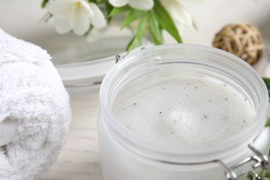 Tuz fırçası ve havlu beyaz masada, yakın plan.