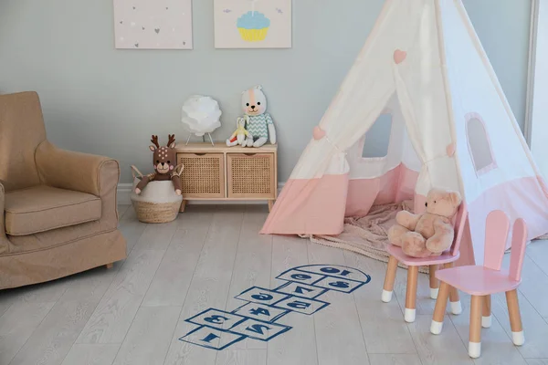 Mavi Seksek Zeminli Güzel Bir Çocuk Odası — Stok fotoğraf