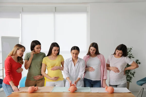 Pregnant Women Learning How Swaddle Baby Courses Expectant Mothers Indoors — Stock Photo, Image