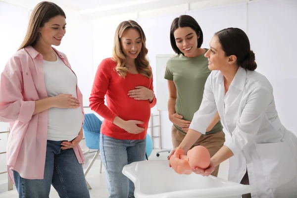 Wanita Hamil Belajar Cara Memandikan Bayi Kursus Ibu Hamil Dalam — Stok Foto