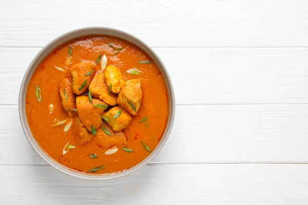 Bol Délicieux Curry Poulet Sur Table Bois Blanc Vue Sur — Photo