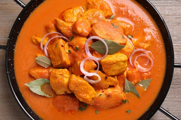 Finom Csirke Curry Serpenyőben Asztalon Felülnézet — Stock Fotó