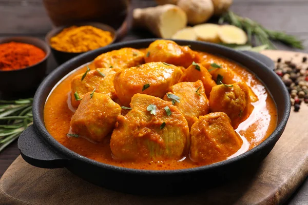 Délicieux Curry Poulet Dans Une Casserole Sur Plateau Bois Gros — Photo