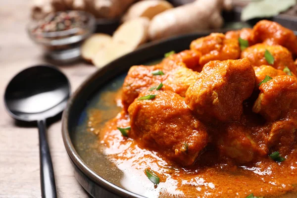 Assiette Délicieux Curry Poulet Sur Table Bois Gros Plan — Photo