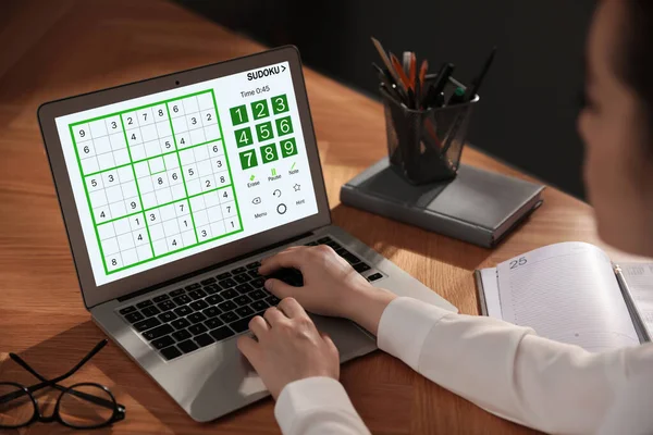 Frau Spielt Sudoku Spiel Auf Laptop Drinnen Nahaufnahme — Stockfoto