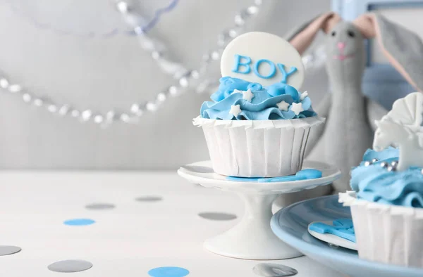 Läcker Cupcake Med Ljusblå Grädde Och Boy Topper Vitt Träbord — Stockfoto