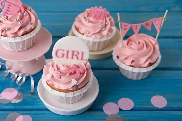 Läckra Muffins Med Rosa Kräm Och Toppers För Baby Dusch — Stockfoto