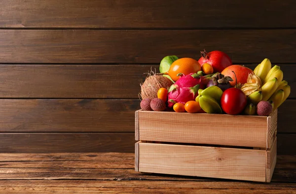 Caixa Com Frutas Exóticas Diferentes Mesa Madeira Espaço Para Texto — Fotografia de Stock