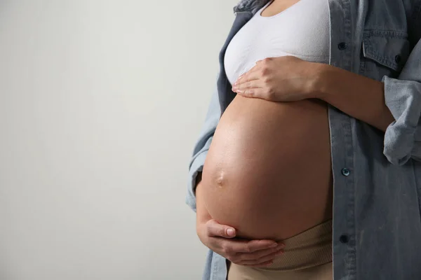 Gravid Kvinna Röra Magen Ljusgrå Bakgrund Närbild Plats För Text — Stockfoto