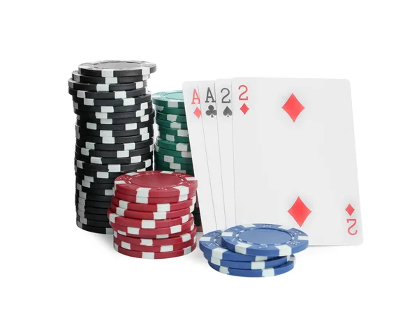 Jugar Las Cartas Fichas Casino Plástico Sobre Fondo Blanco Poker — Foto de Stock