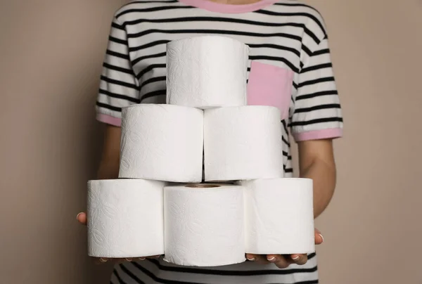 Mujer Con Montón Rollos Papel Higiénico Sobre Fondo Beige Primer — Foto de Stock