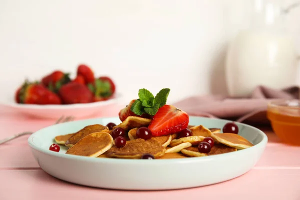 Cereal Pancake Dengan Buah Berry Atas Meja Kayu Merah Muda — Stok Foto