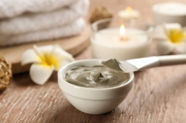 Kaplıca için kozmetik ürünleri ahşap arka planda