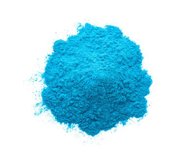 Açık mavi toz yığını beyaza izole edilmiş, üst manzara. Holi festivali kutlaması