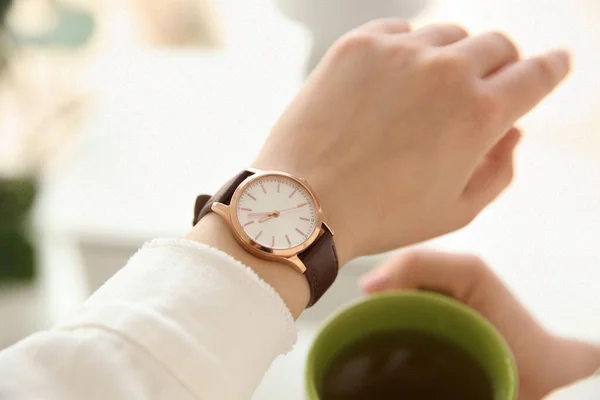 Mujer Con Reloj Pulsera Lujo Taza Sobre Fondo Borroso Primer —  Fotos de Stock