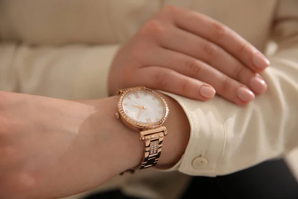 Frau Lässigen Hemd Mit Luxus Armbanduhr Nahaufnahme — Stockfoto