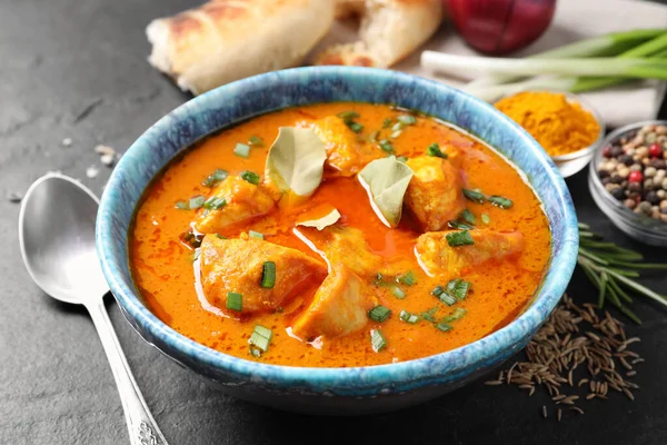 Bol Délicieux Curry Poulet Sur Table Noire — Photo