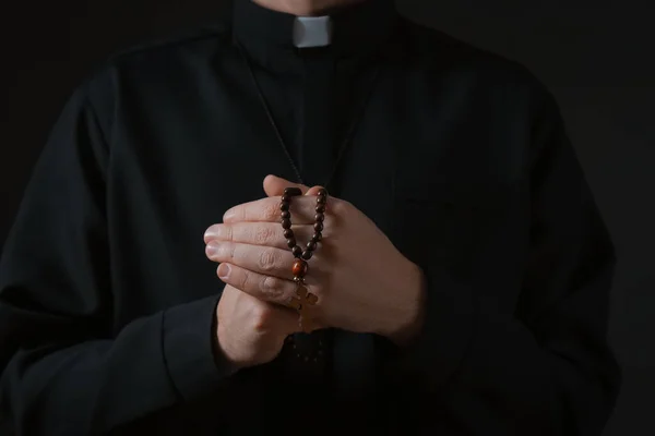 Sacerdote Com Contas Orando Fundo Escuro Close — Fotografia de Stock