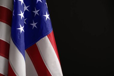 Siyah arka planda ulusal Amerikan bayrağı, mesaj için boşluk. Anma Günü Kutlaması