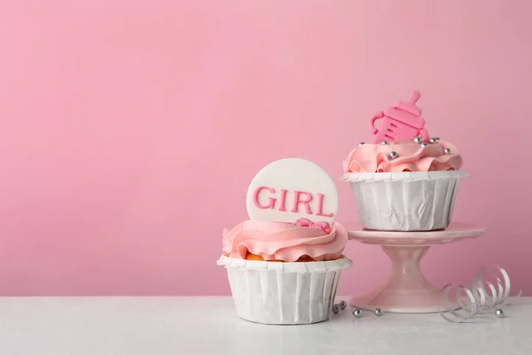 Babydouche Cupcakes Met Toppers Witte Tafel Tegen Roze Achtergrond Ruimte — Stockfoto