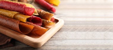 Ahşap masada nefis meyve dürümleri, yakın plan.