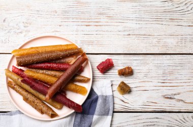 Lezzetli meyve derisi beyaz ahşap masada yuvarlanıyor, düz yatıyordu. Metin için boşluk