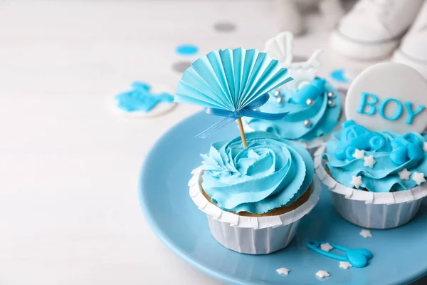 Läckra Muffins Med Ljusblå Grädde Och Toppar För Baby Dusch — Stockfoto