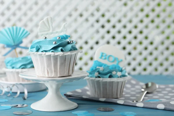 Läckra Muffins Med Ljusblå Grädde Och Toppar För Baby Shower — Stockfoto