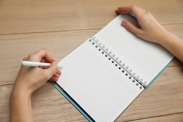 Mujer Zurda Escribiendo Cuaderno Mesa Madera Primer Plano —  Fotos de Stock