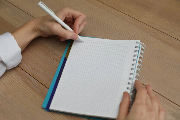Mujer Zurda Escribiendo Cuaderno Mesa Madera Primer Plano —  Fotos de Stock