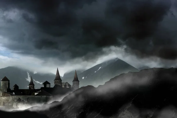 幻想の世界 夜に霧に覆われた神秘的な城や山 — ストック写真