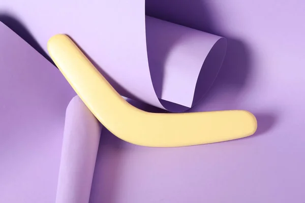 Composición Creativa Con Boomerang Madera Amarillo Sobre Fondo Lila — Foto de Stock
