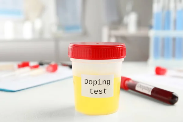 Kavanoz Idrar Örneği Beyaz Masa Içinde Doping Kontrolü — Stok fotoğraf