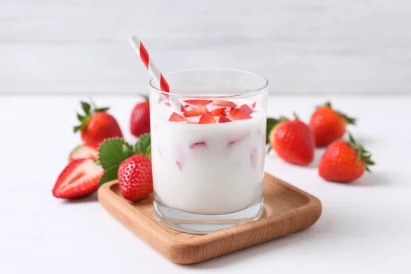 Lækker Drink Med Jordbær Hvidt Træbord - Stock-foto