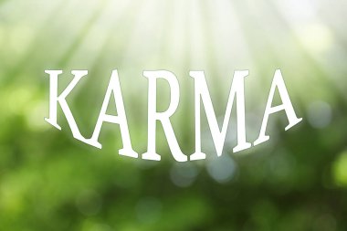 KARMA kelimesi bulanık yeşil arkaplan, bokeh etkisi 