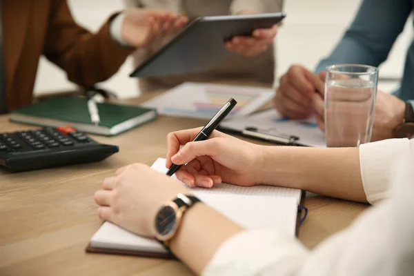 Mujer Escribiendo Cuaderno Mesa Durante Reunión Negocios Primer Plano Consultoría — Foto de Stock