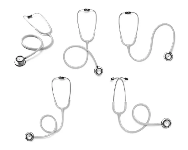 Set Avec Stéthoscopes Sur Fond Blanc — Photo