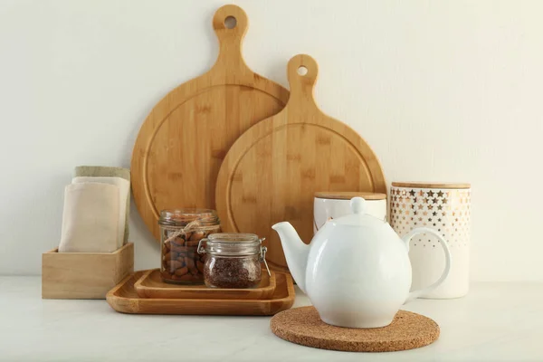 Moderne Keukengerei Producten Witte Marmeren Tafel — Stockfoto