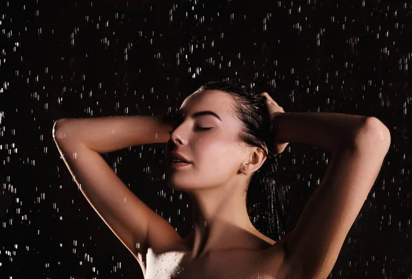 Jovem Mulher Lavando Cabelo Enquanto Toma Banho Fundo Preto — Fotografia de Stock