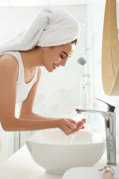 Happy Jeune Femme Lave Les Mains Dans Salle Bain — Photo