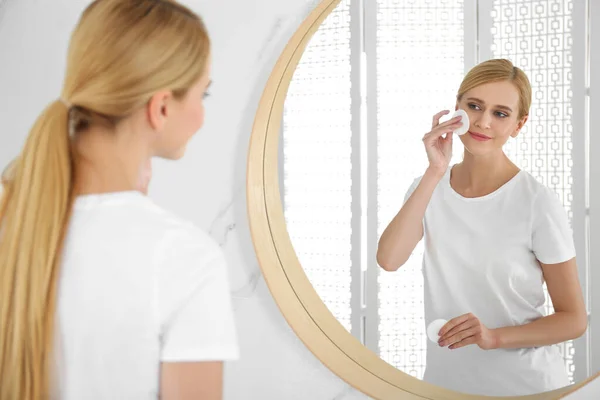 Happy Jeune Femme Nettoyage Visage Avec Coton Pad Près Miroir — Photo