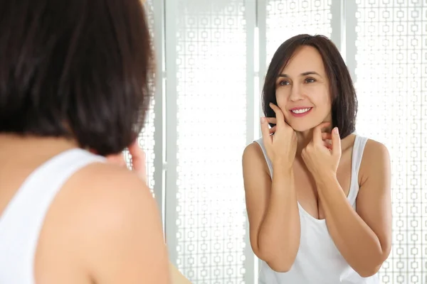 Mulher Madura Feliz Com Pele Limpa Olhando Para Espelho Banheiro — Fotografia de Stock