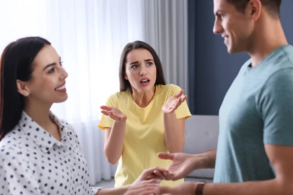 Mujer Infeliz Sintiéndose Celosa Mientras Pareja Pasando Tiempo Juntos Casa — Foto de Stock