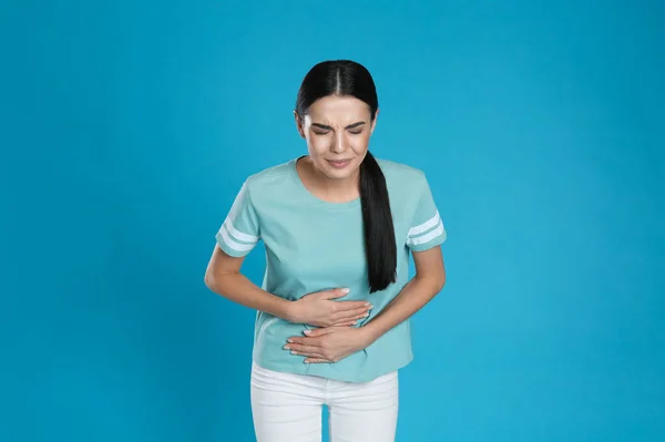 Mujer Que Sufre Dolor Estómago Sobre Fondo Azul Claro Intoxicación —  Fotos de Stock