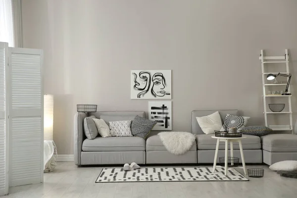 Gemütliche Wohnzimmereinrichtung Mit Großem Grauen Sofa — Stockfoto