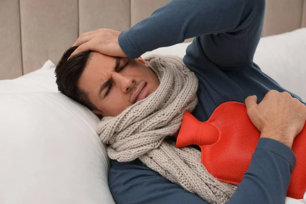 Ill Man Met Warm Water Fles Bed Lijden Aan Koude — Stockfoto