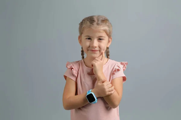 Petite Fille Avec Montre Intelligente Sur Fond Gris — Photo