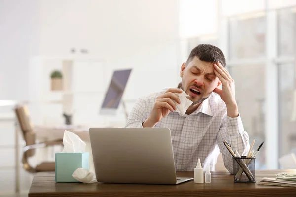 Homme Malade Table Avec Vaporisateur Nasal Gouttes Boîte Mouchoirs Papier — Photo