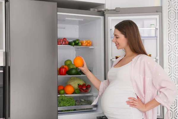 Young Pregnant Woman Orange Fridge Home Healthy Eating — Stock Photo, Image