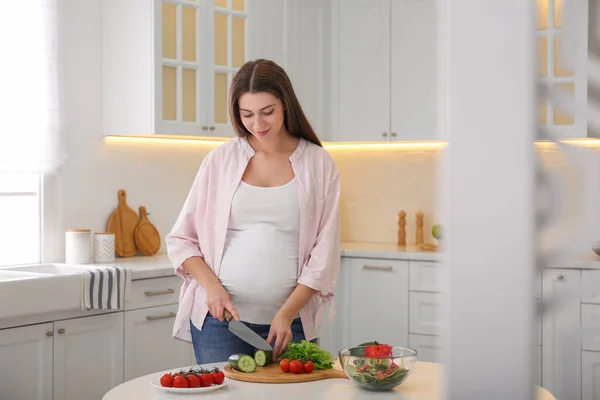 Mladá Těhotná Žena Připravuje Zeleninový Salát Stolu Kuchyni Zdravé Stravování — Stock fotografie